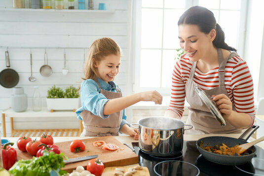 Mutter und Tochter kochen gemeinsam Mutter und Tochter kochen gemeinsam