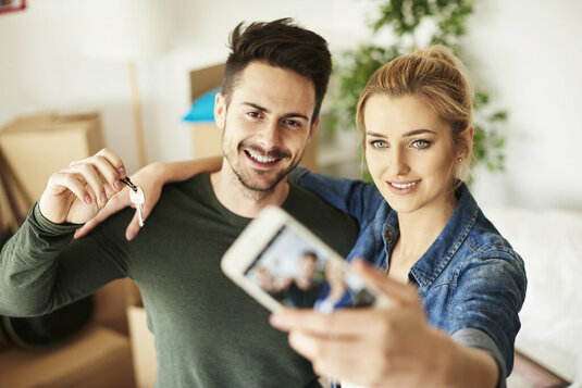 Ein Paar macht ein Selfie Paar macht Selfie mit Hausschlüssel.